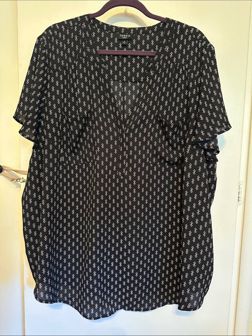 torrid Black Blouse with White Geometric Print and Flutter Sleeves